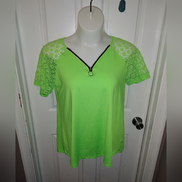 🆕️NWOT Neon Green Waffle Knit Lace Short Sleeve Blouse/ V-neck Zip Sz XL - Picture 1 of 5